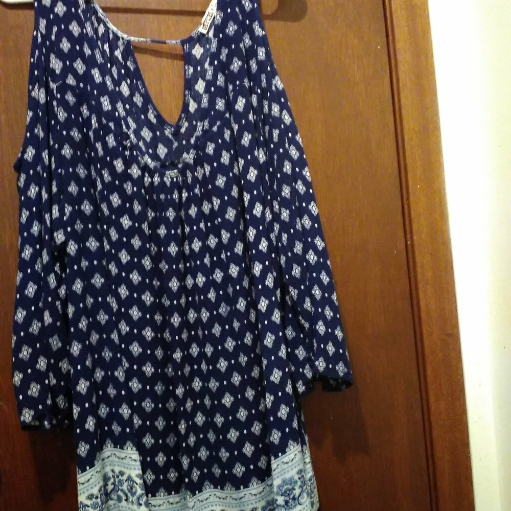 Gypsies & Moondust 4/5X cold shoulder flowy top!!